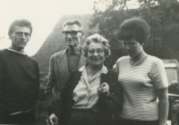 Rodiče Aubrechtovi se synem Vladimírem a jeho ženou