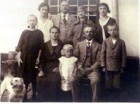 Jarmila Drábková with her parents and siblings