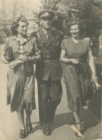 Rudolf Vařečka s tchyní Marií Aubrechtovou a manželkou Milenou v roce 1948 