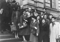 Group of students in front of the Anatomical Institute, Gabriela Rudolfová third from the right