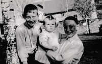 Siblings of Lubomír Studený – from the left: Radovan, Miloslava and Drahoslav in Čejkovice in 1944