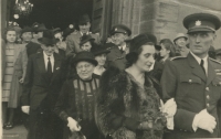 Svatba Mileny Dolanské v roce 1947, vpředu major Aubrecht s manželkou