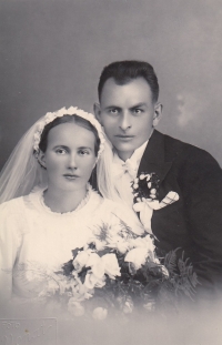 Svatební fotografie rodičů Marie a Josefa Spurných