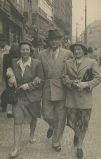 Marie Aubrechtová on the right
