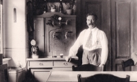 M. Bartoš's grandfather Karel Václav Trnka, inn in Strašín, 1920s