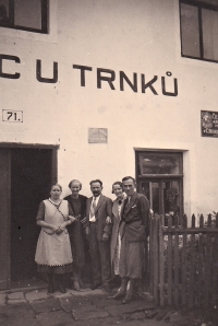Před hostincem ve Strašíně, uprostřed děda M. Bartoše Karel Václav Trnka a babička Anežka Trnková, 30. léta