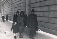 Ferdinand Kölbl odjíždí na frontu. Rozloučení s rodinou 8. února 1942 v Karlíně