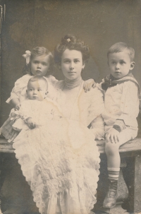 Julie Kölbl, babička pamětnice, s dětmi Idou, Ferdinandem (otcem pamětnice, miminko v náručí) a Pavlem, 1909