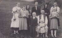 Family photo of the Fojtíks, in the top row Anežka Holbová's parents Josef and Anna in black clothes
