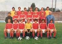 Petr Janečka (třetí zleva dole) na snímku mužstva Zbrojovka Brno, které získalo v roce 1978 titul mistra Československa