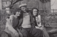 Josef Weinstein před domem s Dankou z drůbežárny vlevo a snachou Dášou vpravo, Vizovice 1960