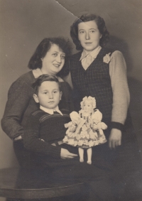 Bratr Jenda, babička Alžběta Čermáková, nahoře maminka Eliška Weinsteinová s panenkou, které během války šila, aby měla peníze na posílání balíků do Terezína a Osvětimi, Vizovice 1944