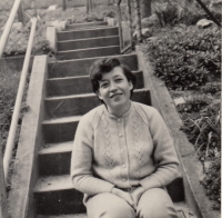 Eva Ludvíčková na schodišti na zahradě, Vizovice 1969