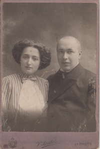 Jan (zemřel roku 1915) a Alžběta (rozená Filgasová) Čermákovi, svatební fotografie, Uherské Hradiště 1913