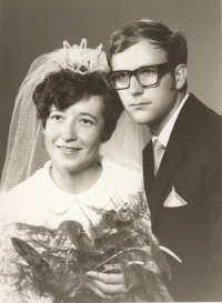 Eva a Jiří Ludvíčkovi, svatební fotografie v zámku ve Vizovicích 8. srpna 1970