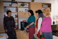 Eva Ludvíčková (první zleva) slaví 50. narozeniny v Domově Naděje v Otrokovicích, 1997