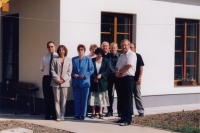 Eva (třetí zleva) v modrém kalhotovém kostýmu), 2002