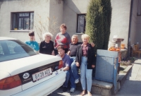 Návštěva rodiny z USA ve Vizovicích. Zleva Bětka, Eliška, Eva, Martin a americká rodina, 1991