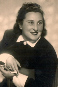 Her mother, Ella Ornsteinová, née Spiegelová, a photo she gave to Metoděj Mach in 1946 

