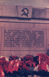 Pamětní deska věnovaná pplk. I. D. Dibrovi a jeho nástupci Miloši Uhrovi, příslušníkům 2. Stalinovy brigády, srpen 1968