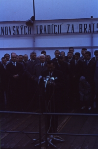 Ludvík Svoboda in front of the microphone with a delegation, Javořina August 1968