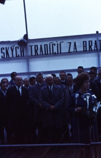 Místní žena vítá prezidenta Svobodu, Javořina srpen 1968