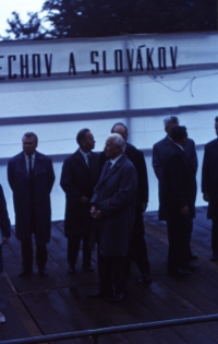 Prezident Svoboda z boku s delegací, Javořina srpen 1968