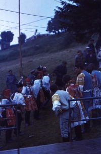 Ulička, kudy prezident Svoboda prošel uvítán lidmi v krojích, Javořina srpen 1968