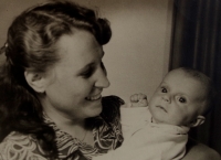 Jana Černá with her mom. Photograph from a handbook on proper nutrition of babies published by the maternity hospital in Praha-Podolí in 1954