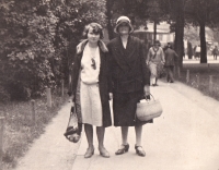 Babička Renáty Pláškové z matčiny strany (vpravo) v Rakousku, 30. léta 20. století