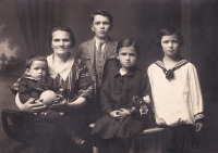 Babička Renáty Pláškové Marie Kuczerová se svými dětmi. V námořnickém oblečku vpravo je matka Renáty Pláškové Růžena Kuczerová
