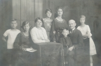 Rodina Esterleových, maminka Augusta v dětském věku druhá zleva se sourozenci a rodiči