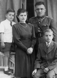 Milan Růžička with his younger brother and parents / Josefov / around 1943