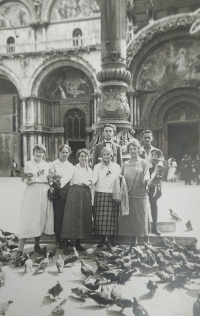Tatínek Bruno Spitz (první zprava) s přáteli v mládí