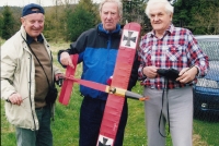 S modelem FOKKER E III a s kamarády Jaroslavem Jindřichem z Domažlic a Stuartem L. Richmondem z USA, 1998