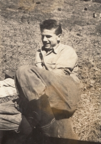 Oldřich Rosůlek při chvilce odpočinku od sázení stromků u Modravy na Šumavě