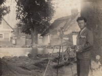 Father of Oldřich Rosůlek during painting in plein air (probably in Poland)