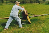 Se svou nelétající obří maketou stíhacího dolnoplošníku AVIA BH 3 s rozpětím 4,2 m, kterou vyrobil na zakázku od restaurace Český svět, 1997