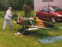 Se svou nelétající obří maketou stíhacího dolnoplošníku AVIA BH 3 s rozpětím 4,2 m, kterou vyrobil na zakázku od restaurace Český svět, 1997