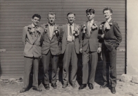 Oldřich Rosůlek (druhý zprava vedle starosty) jako rekrut při odvodu v roce 1960 předtím, než si zařídil odklad nástupu na vojnu o dva roky
