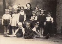 Oldřich Rosůlek na fotografii z mateřské školy pořízené v Lázních Kynžvart v červnu 1946