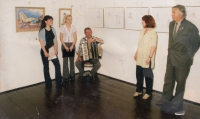Oldřich Rosůlek ve žlutické galerii na výstavě svých obrazů Krajina pod Vladařem 