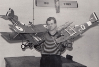 Ve své plzeňské dílně s modelem britského dvouplošného stíhacího letounu S.E. 5, 1966