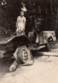 Na americkém vozidle ve Spáleném Poříčí, 1945