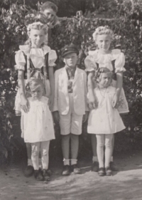 Jako malý chlapec se sestrami a kamarádkami, 1945