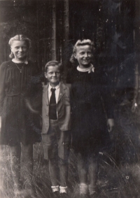 Ladislav Davidovič with sisters, 1945