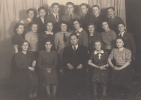Ladislav Davidovič (na snímku zcela vlevo nahoře) se svými spolužáky v roce 1951, kdy vycházeli ze školy
