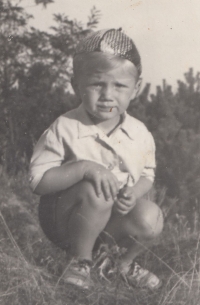 Oldřich Rosůlek jako malý chlapec v Plzni na Homolce na jaře 1945