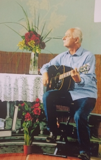 Pavel Černík při hraní v evangelickém kostele po roce 2000