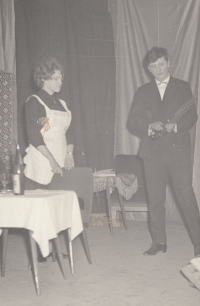 Oldřich Rosůlek jako herec ochotnického divadla v Druztové při představení hry Nebezpečná přítelkyně v roce 1965